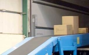 與傳統(tǒng)裝卸設(shè)備相比，自動裝車機有什么特點呢？